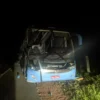 Ônibus colide com caminhão basculante entre Presidente Dutra e São Domingos