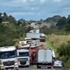 Cinco carretas colidem uma na outra  na BR 135