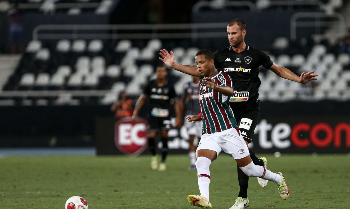 Botafogo e Fluminense se enfrentam em busca de vaga no G4