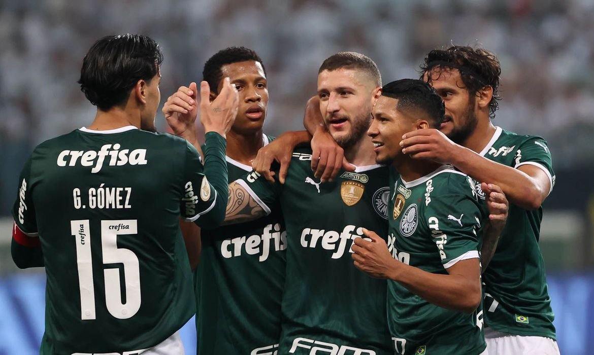 Palmeiras atropela Atlético-GO para abrir folga na liderança