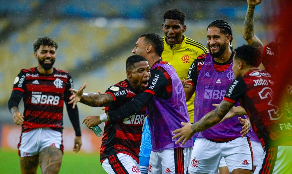 Flamengo aplica 3 a 0 no América-MG