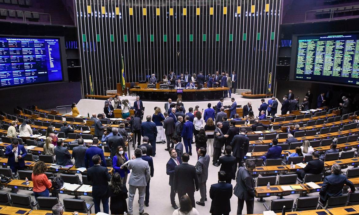 Deputados começam a discutir PEC que concede benefícios sociais