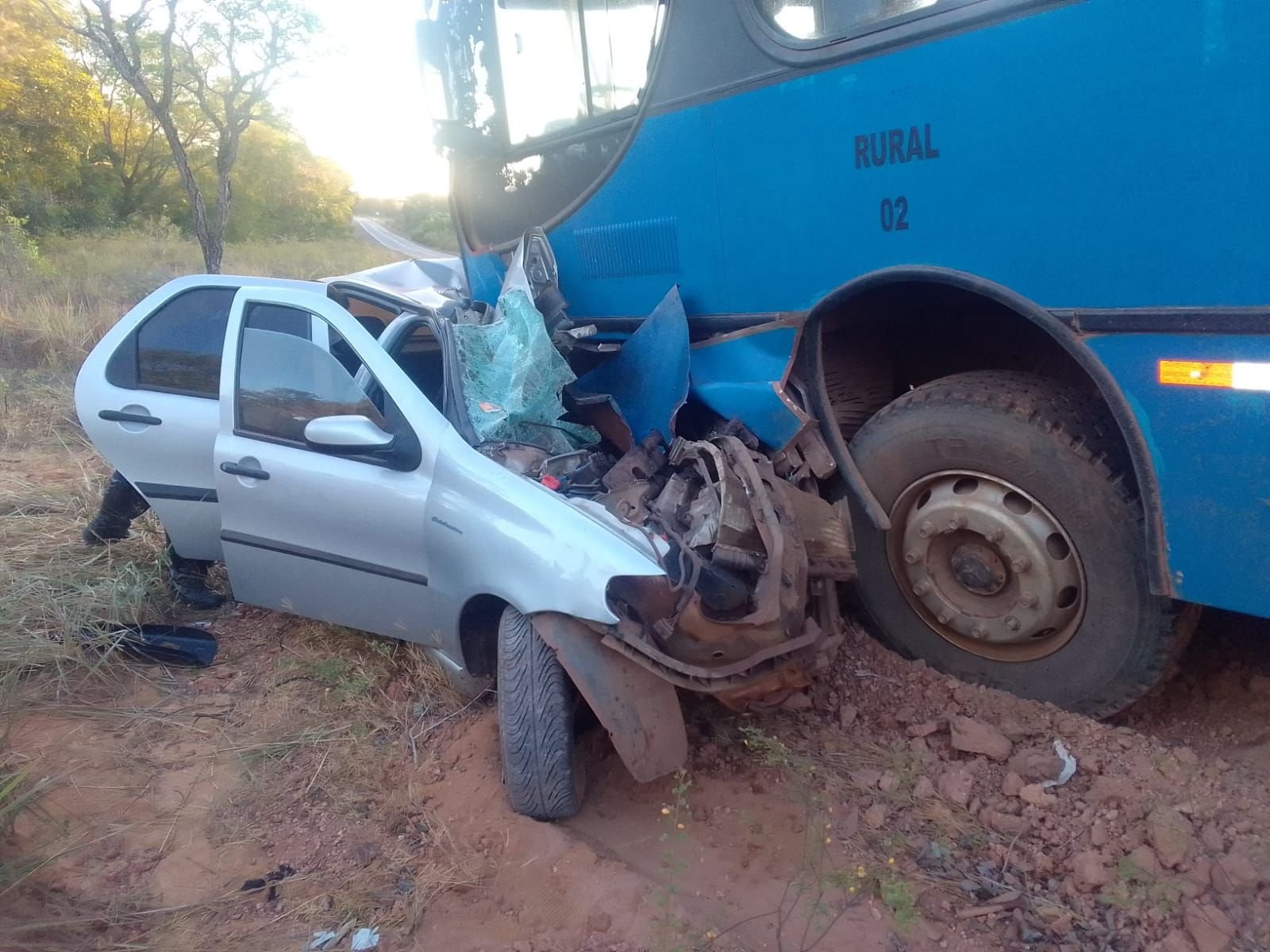 Colisão entre carro e ônibus deixa quatro mortos na MA-034, entre Caxias e Coelho Neto