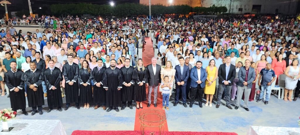 CENTENAS DE CASAIS FORMALIZAM UNIÃO EM CASAMENTO COMUNITÁRIO PROMOVIDO EM LAGO DA PEDRA