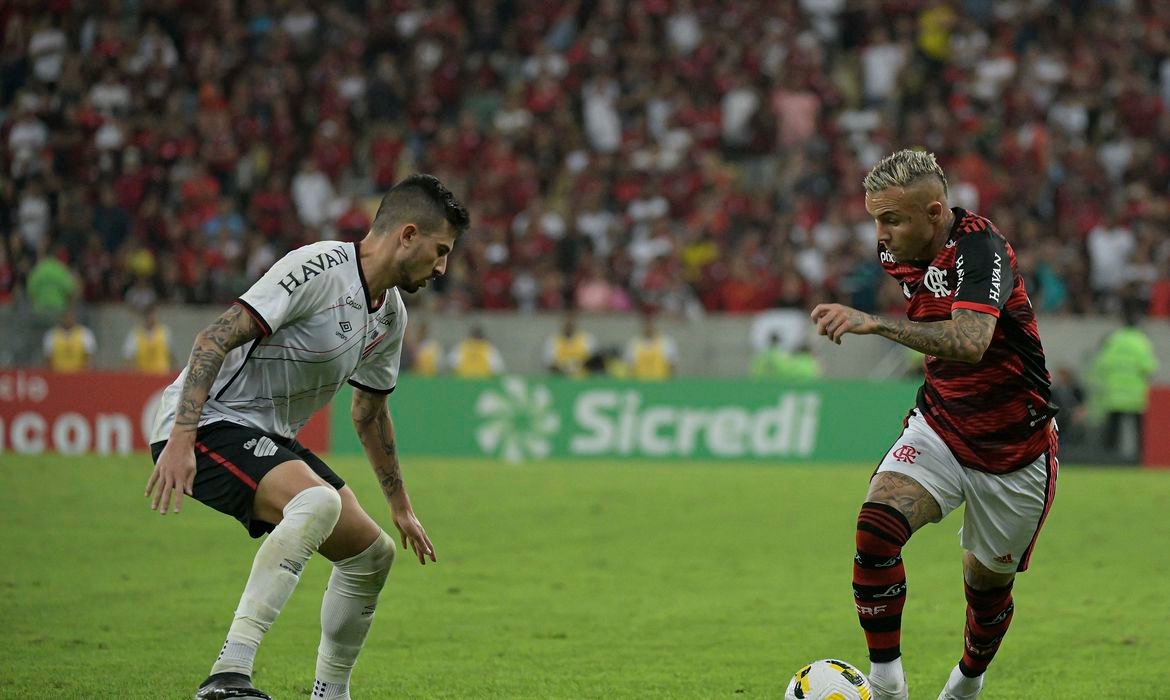 Flamengo e Athletico-PR medem forças no Maracanã