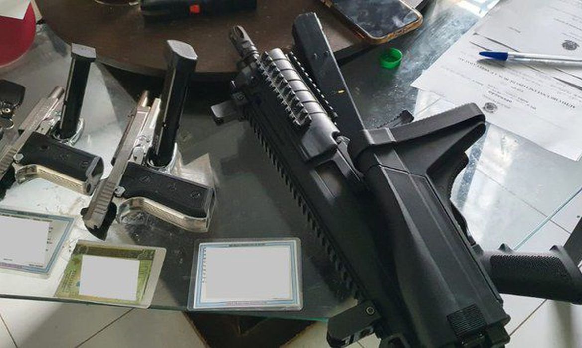 Operação da PF investiga fraude na aquisição de armas, em Teresina