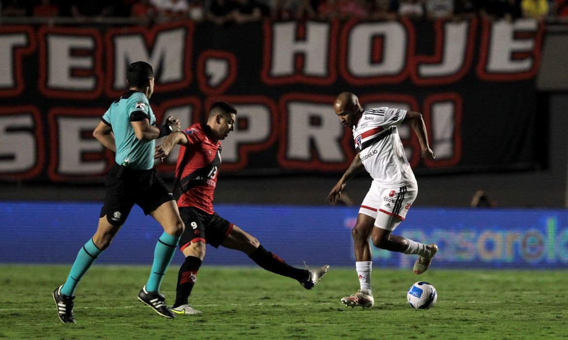 Atlético-GO abre vantagem sobre São Paulo na semifinal
