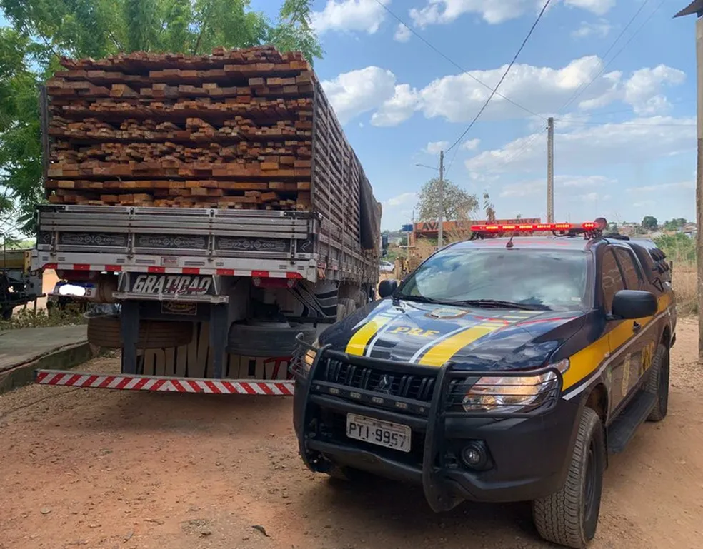 PRF apreende caminhão carregado de madeira, em Balsas
