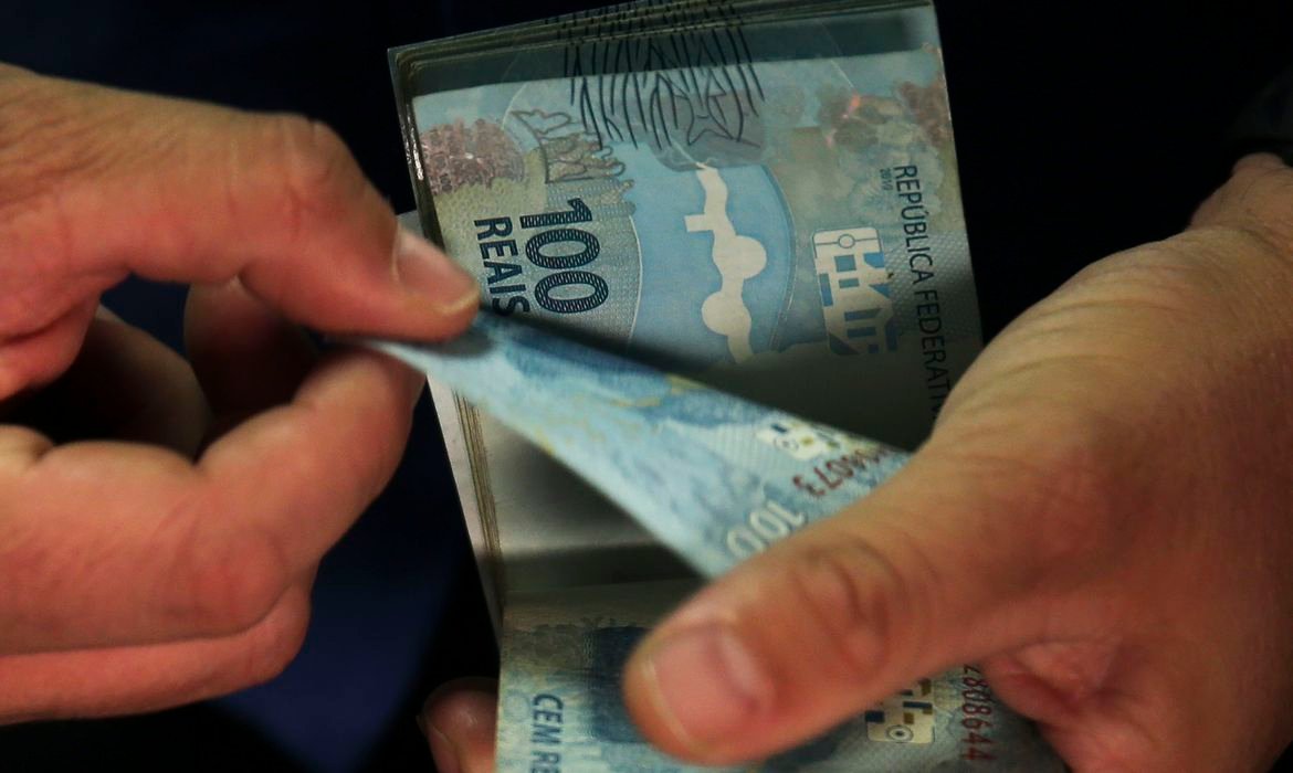 Beneficiários do Auxílio Brasil com NIS final 9 recebem hoje