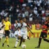 Vasco empata em duelo com invasão de torcedores