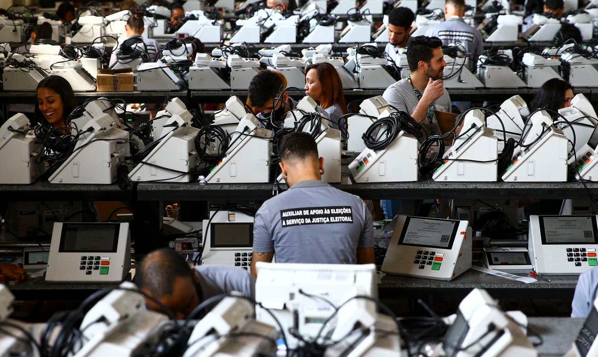 Votos brancos e nulos são descartados durante apuração