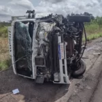 Colisão entre carro e caminhão deixa três pessoas mortas e uma gravemente ferida na BR-222