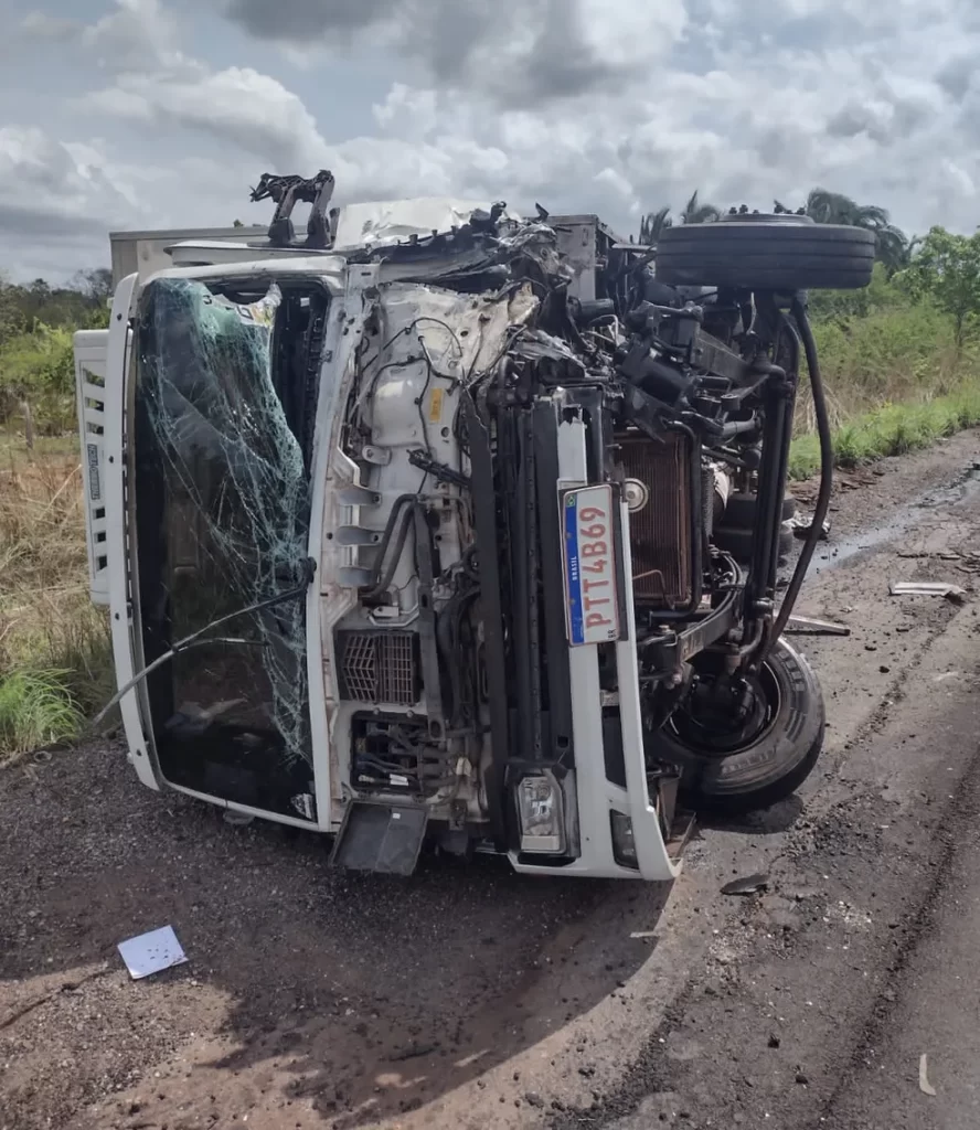 Colisão entre carro e caminhão deixa três pessoas mortas e uma gravemente ferida na BR-222