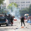 Festa do Flamengo termina com cenário de guerra entre policiais e torcedores