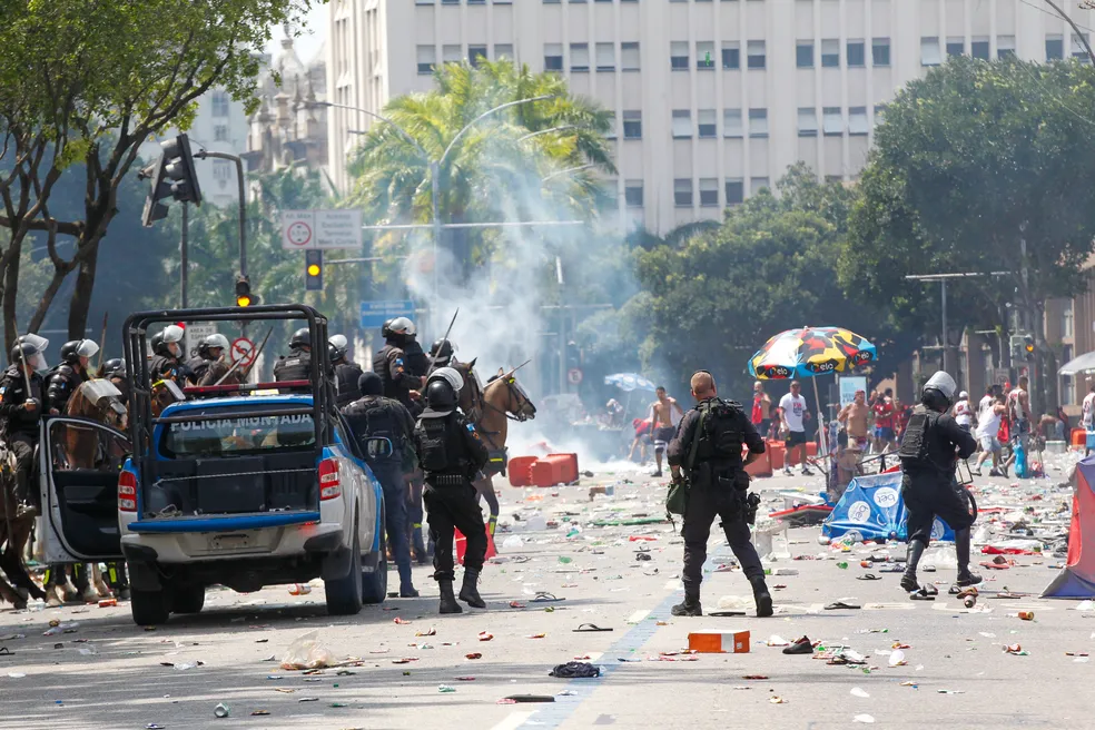 Festa do Flamengo termina com cenário de guerra entre policiais e torcedores