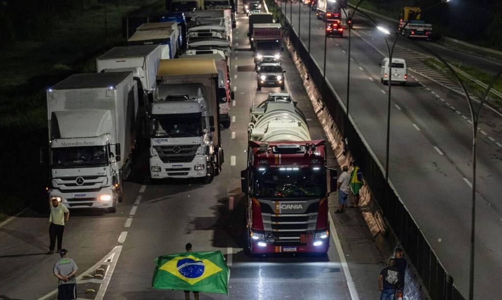 Rodovias federais ainda têm 18 pontos de interdição, diz PRF