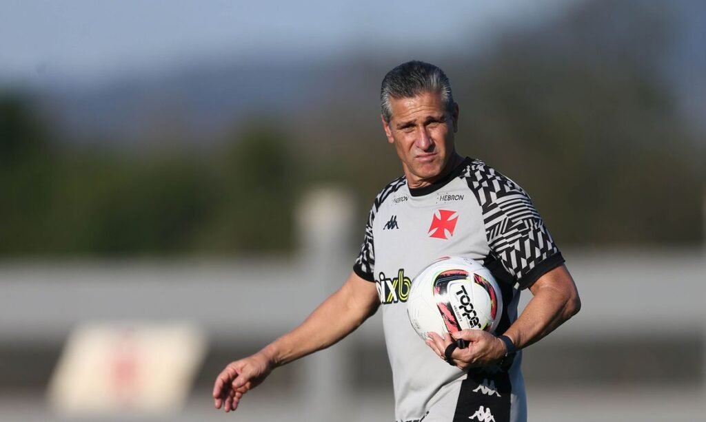 Vasco anuncia a saída do técnico Jorginho