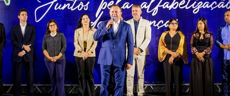 Brandão entrega Prêmio Escola Digna e anuncia apoio às redes municipais de ensino para redução de desigualdades