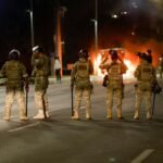 Manifestantes tentam invadir sede da PF e queimam veículos no DF