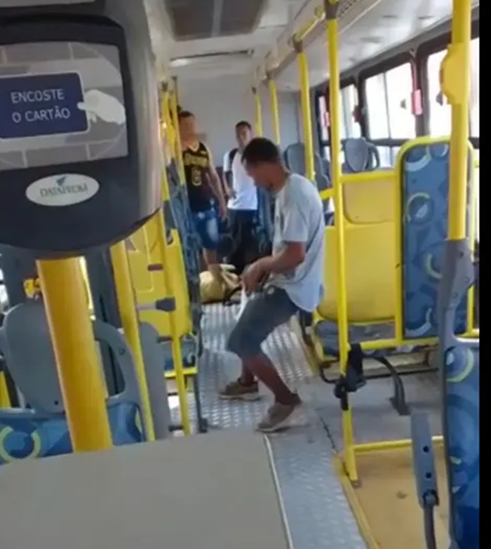 Assaltante de coletivo é surpeendido com um tiro e morre dentro do ônibus em São Luís