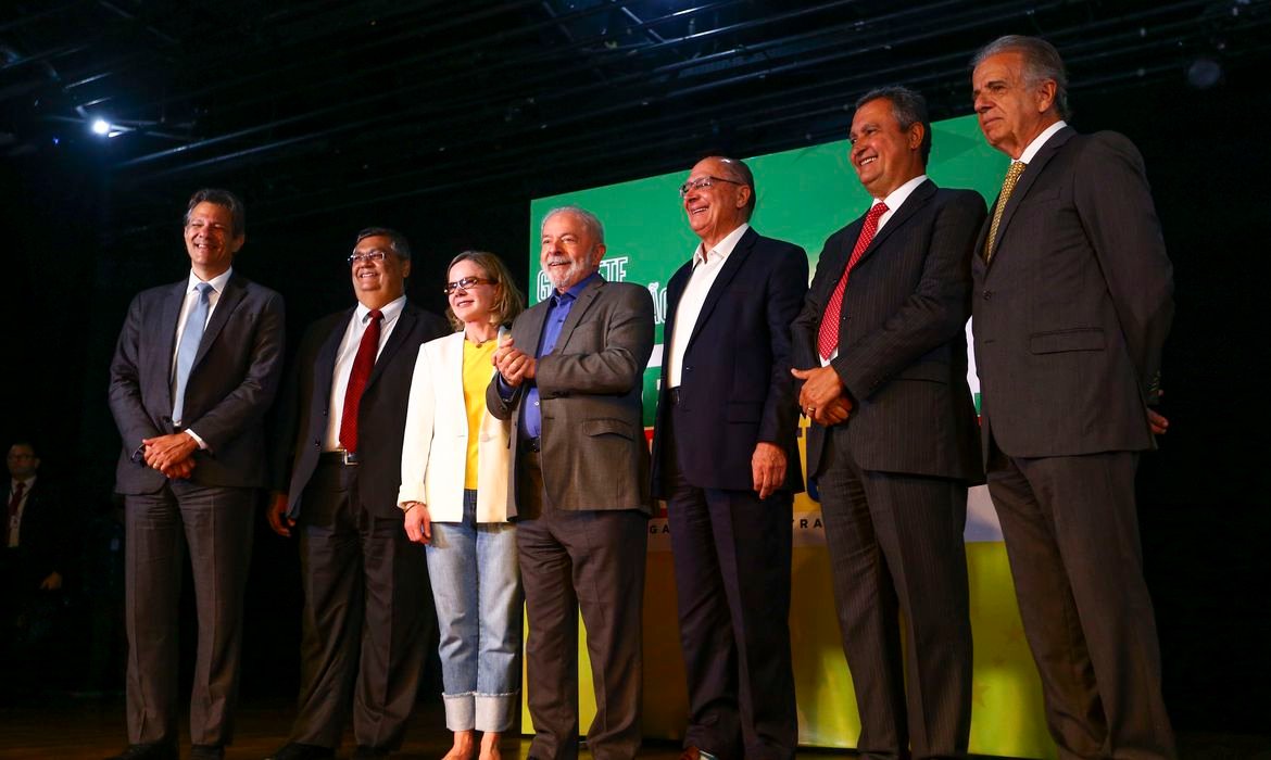 Lula anuncia Flávio Dino para ministro da justiça e mais quatro outros momes para ministérios