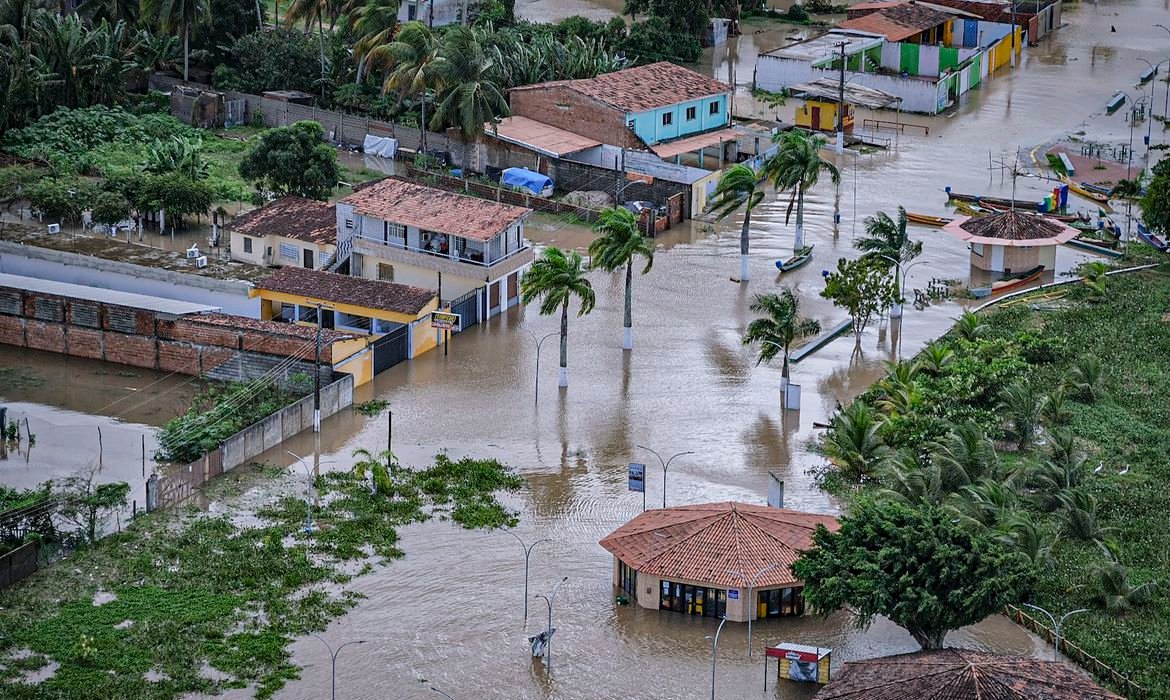 Desastres naturais deixam 48 cidades em estado de emergência