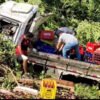 Caminhão carregado de cerveja cai em ribanceira na BR 316 em Bacabal MA