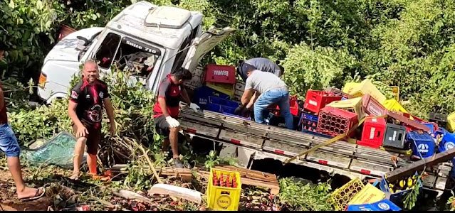 Caminhão carregado de cerveja cai em ribanceira na BR 316 em Bacabal MA