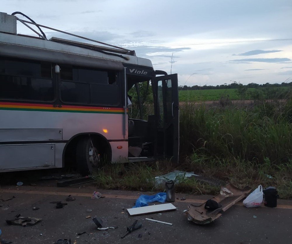 Colisão entre carreta e ônibus deixa feridos na BR-230