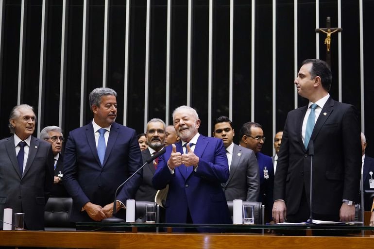 Lula toma posse e prioriza tirar 100 milhões de brasileiros da pobreza