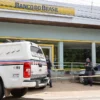 Homem é encontrado morto com tiro na cabeça em frente a agência bancária em São Luís