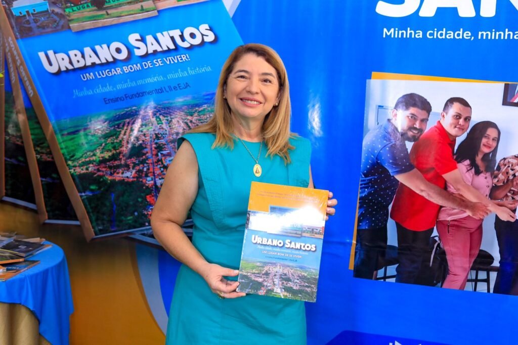 Iracema Vale prestigia lançamento de livro didático sobre a história de Urbano Santos