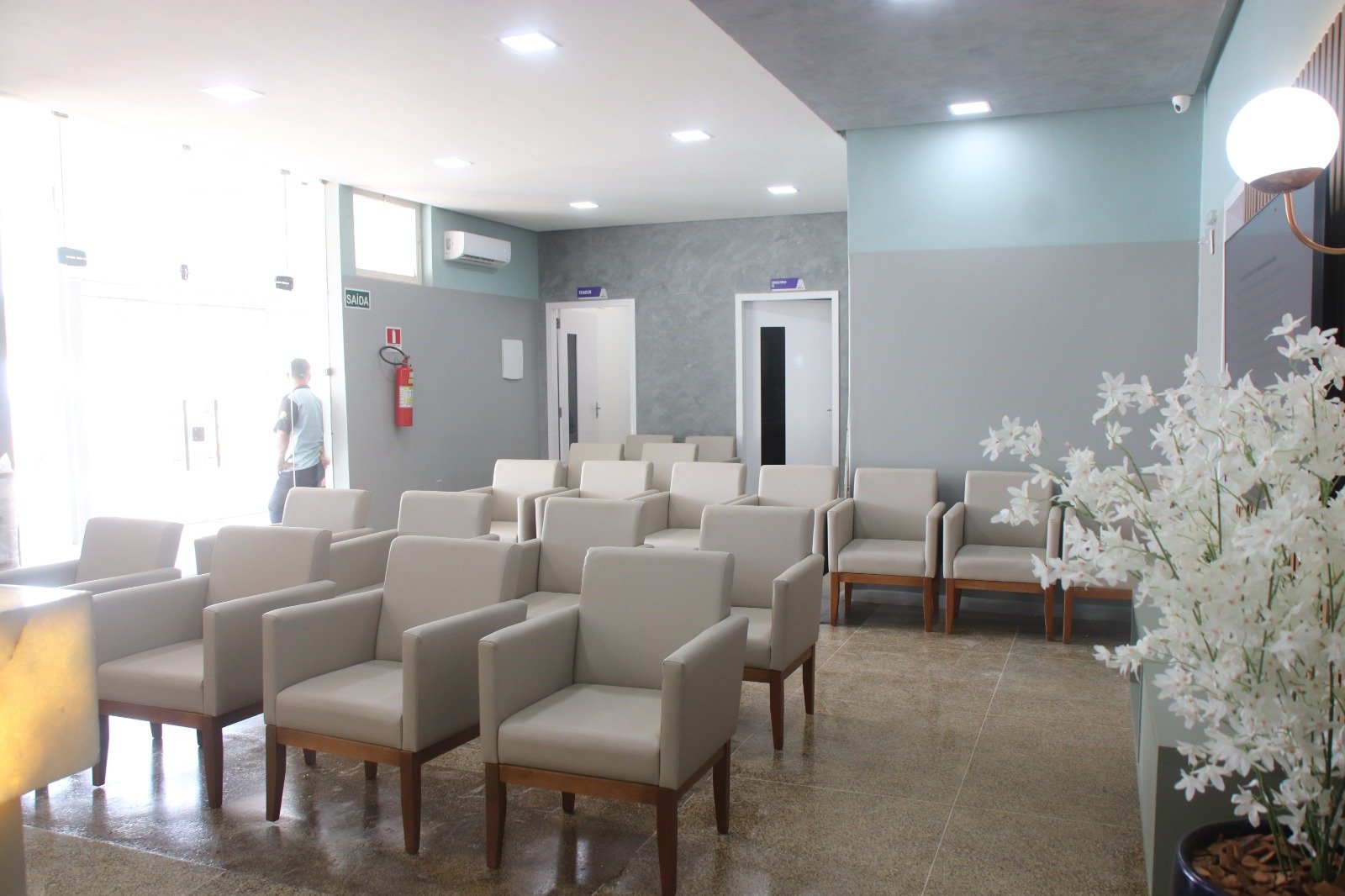 Maura Jorge reinaugura hospital com equipamentos modernos e sistema informatizado