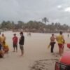 GUARDA-VIDAS DO BATALHÃO MARÍTIMO RESGATAM DUAS JOVENS NA PRAIA DO CALHAU