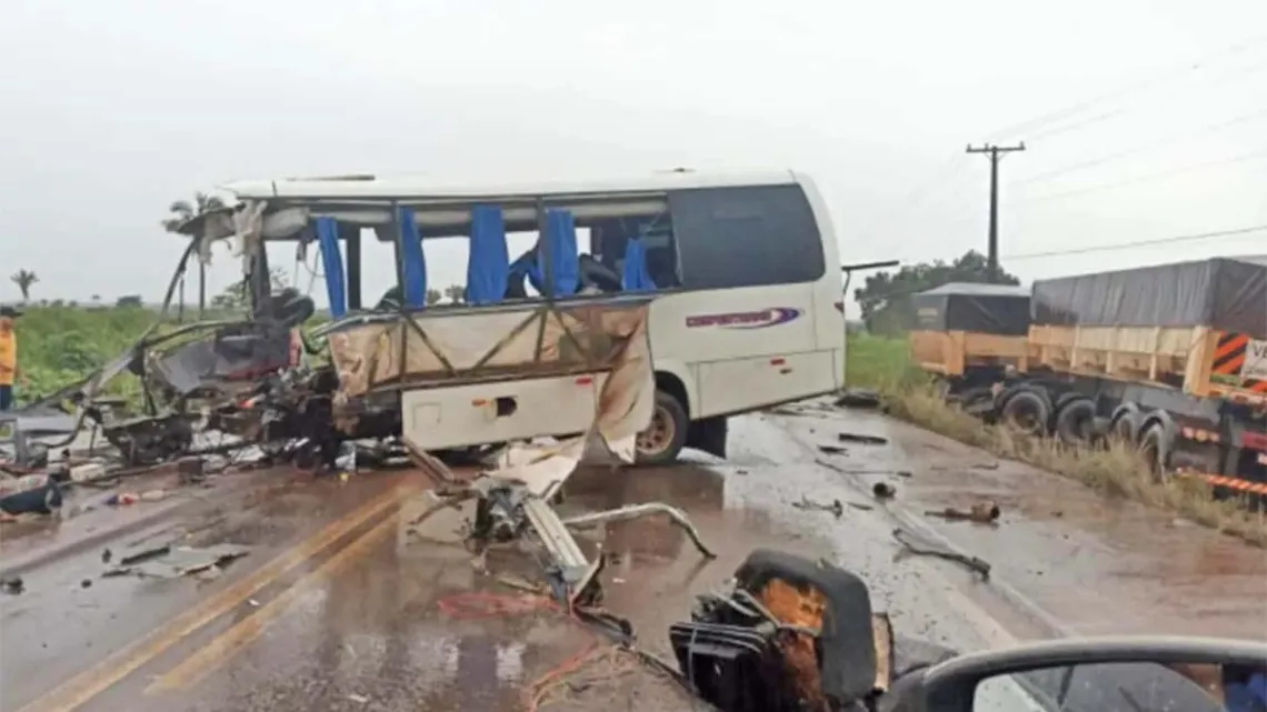 Acidente entre carreta e micro-ônibus deixa 9 mortos no Pará
