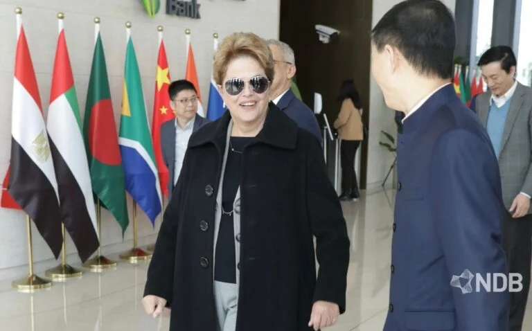 Dilma chega para 1º dia de trabalho na China
