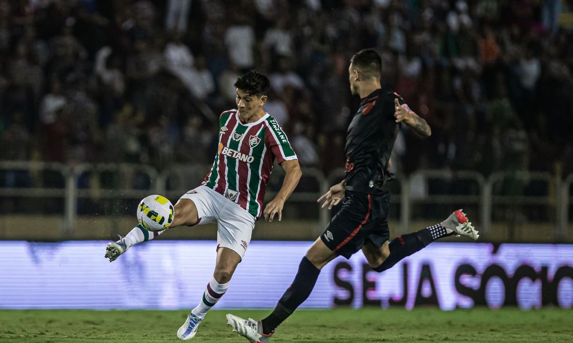 Fluminense e Athletico medem forças no Maracanã, neste Sábado (22)