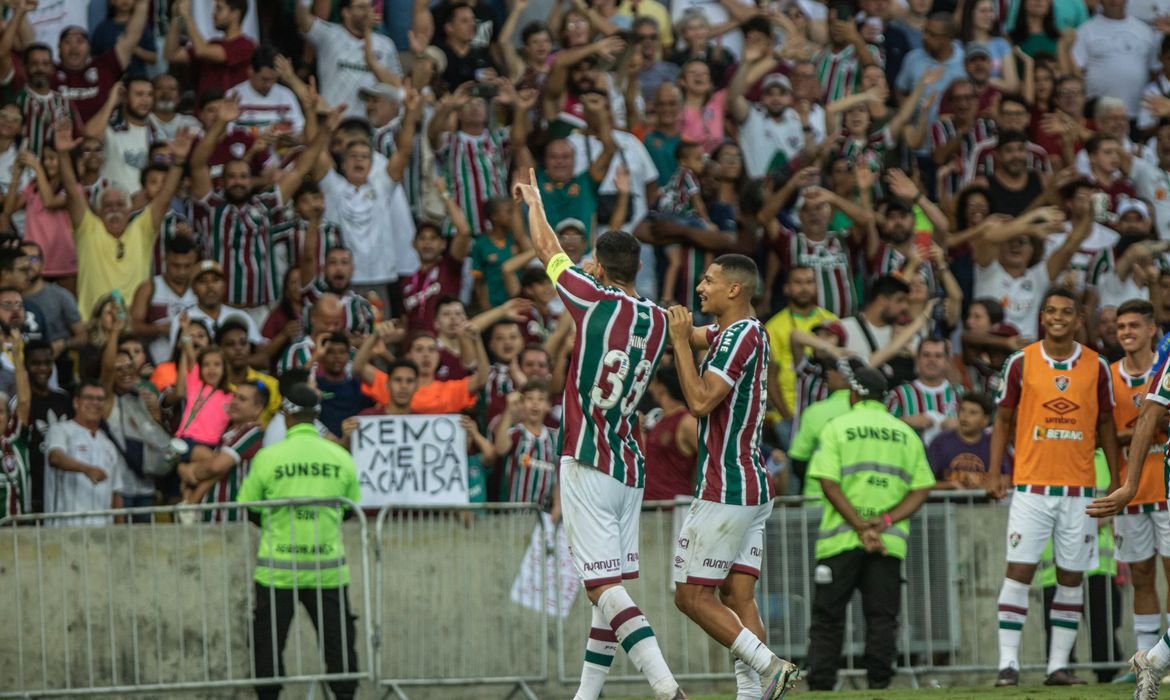 Fluminense derrota Athletico-PR e permanece na ponta do Brasileiro por 2 a 0