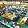 Parlamento da Uganda aprova projeto de lei que criminaliza a identificação como LGBTQ+, a proposta impõe pena de morte para algumas atividades