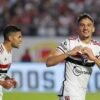 São Paulo faz 2 a 0 no Internacional e sobe para o G4 do Brasileirão