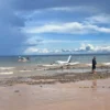 Avião faz pouso forçado na Praia de Panaquatira, em São José de Ribamar