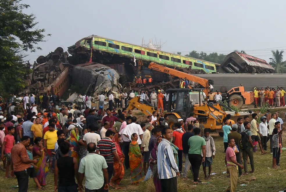 Sobe para 288 o número de mortos em acidente de trem na Índia 850 pessoas ficaram feridas. Hospitais e enfermarias da região do acidente estão lotados