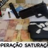 POLÍCIA MILITAR PRENDE FORAGIDO DA JUSTIÇA E APREENDE ARMA DE FOGO DURANTE OPERAÇÃO SATURAÇÃO EM CAXIAS