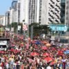 Parada do Orgulho LGBT+ reúne milhares de pessoas na Paulista