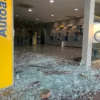 Homem em possível surto quebra agência bancária a pedradas em São Luís; ele foi preso após ser baleado