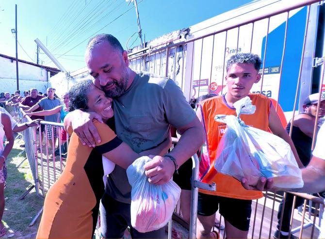Com apoio do governador Carlos Brandão, Roberto Costa entrega mais de 30 toneladas de frango em Bacabal