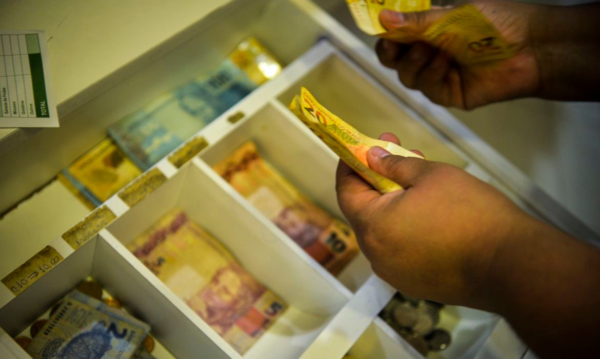 Ministério do Trabalho começa a pagar o abono social na segunda (17)