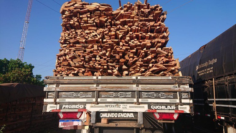 PRF apreende madeira sendo transportada de forma irregular em Imperatriz/MA