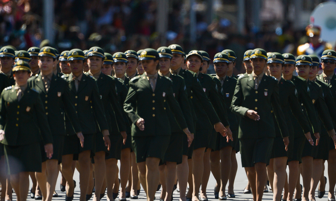 PGR vai ao Supremo contra limitação de mulheres nas Forças Armadas
