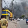 Incêndio provoca grandes nuvens de fumaça em avenida e assusta população em São Luís